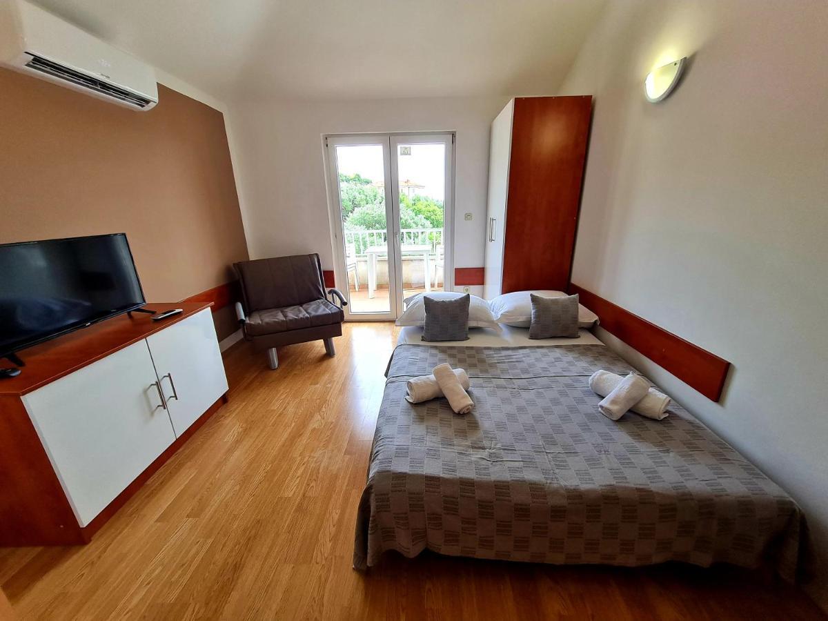Vila Maslina Apartments Mit Pool Und Garten Nahe Am Strand Tučepi Extérieur photo