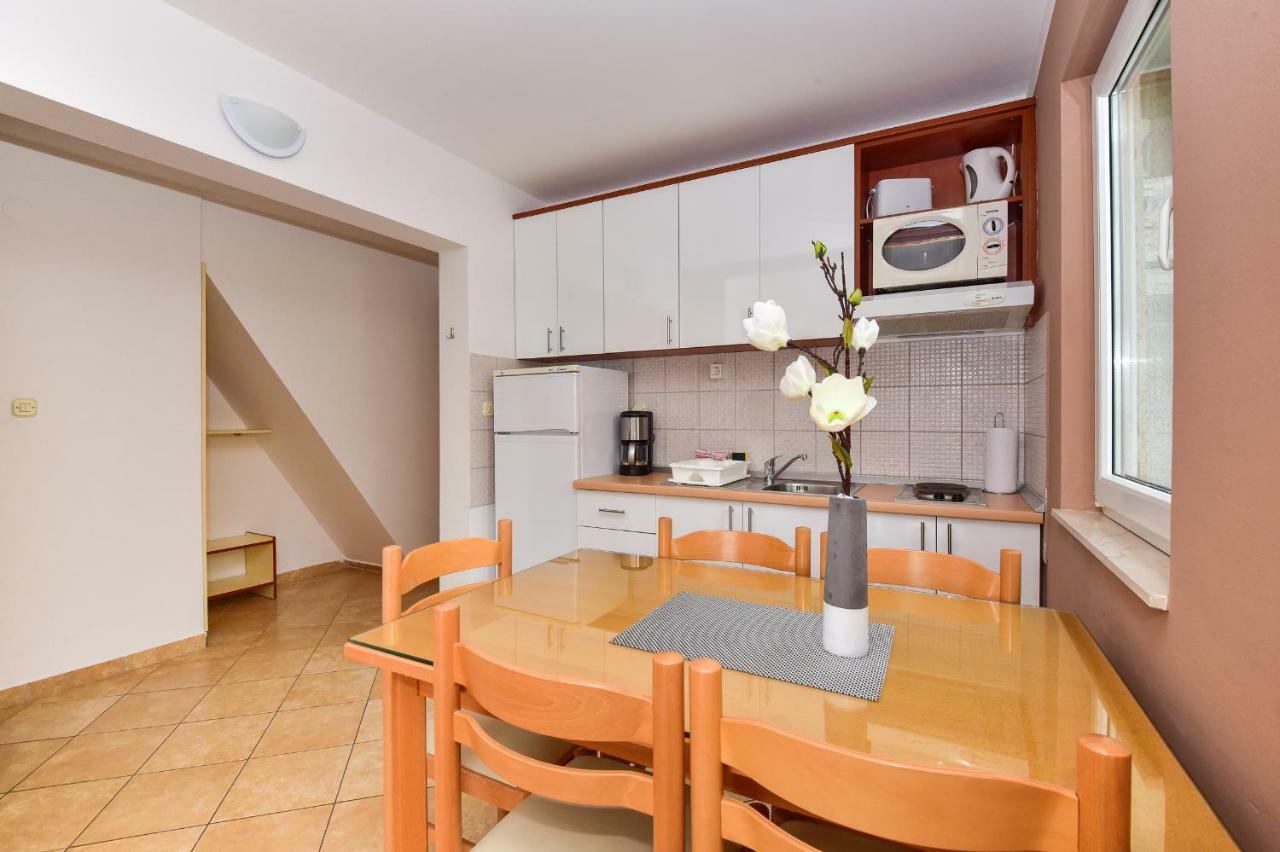 Vila Maslina Apartments Mit Pool Und Garten Nahe Am Strand Tučepi Extérieur photo